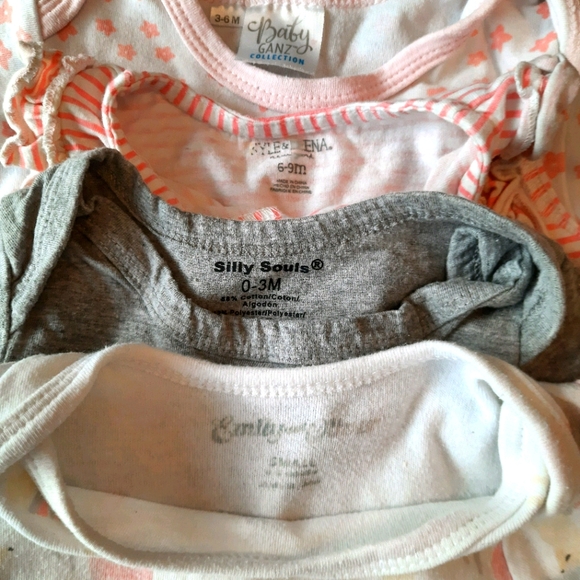 4x Button-up Onesies - Picture 2 of 2